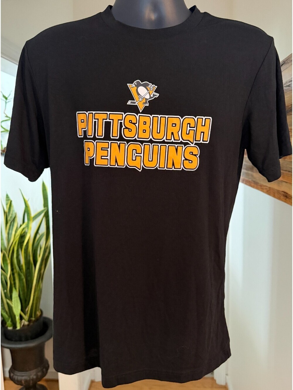 Official NHL Pittsburgh Penguins T-Shirt Black Size Medium Concepts Sport
